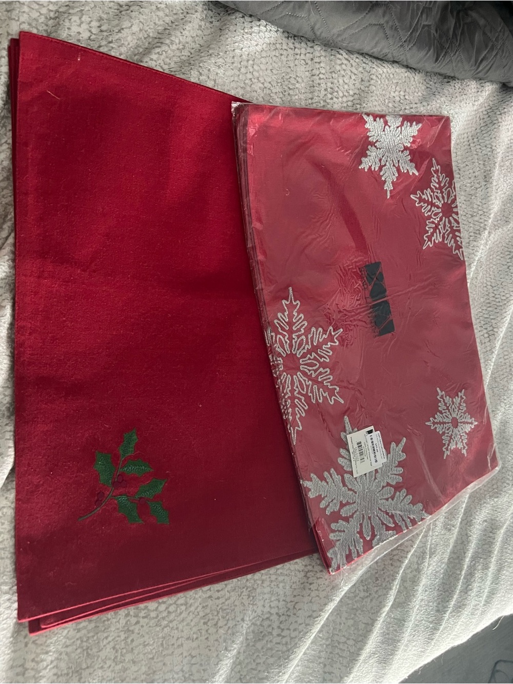 Red Holiday two sets of 4  Placemat Set - Festive Snowflake Design new